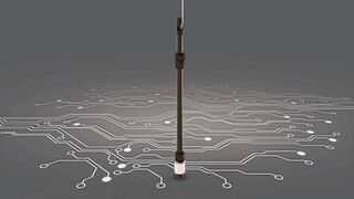 Diese Sauglanze kombiniert Füllstandsmessung mit Flüssigkeitsentnahme und ist für den Einsatz in Wechselbehältern wie Kanistern konzipiert. Dies zeigt Elobau auf der SPS 2021 in Nürnberg (Halle 4A, Stand 311). (Elobau)