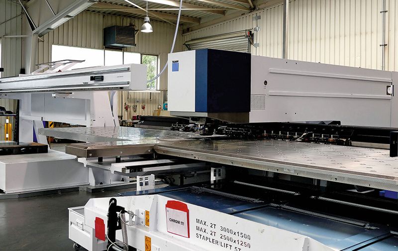Die Trupunch 5000 gilt in der Fachwelt augenblicklich als schnellste Stanzmaschine der Welt und bietet dem Anwender mit der Option „aktive Matrize“ eine kratzerfreie Bearbeitung. (Bild: Kuhn)