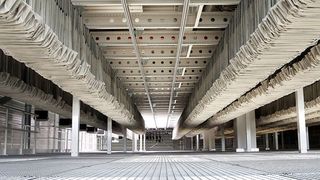 Das automatische Kartonlager (AKL) ist mit innovativer und branchenweit einzigartiger Förder- und Lagertechnik in Kombination aus bewährter Shuttletechnik und einem Taschensystem mit Hängefördertechnik ausgestattet. (Bild: Olymp)