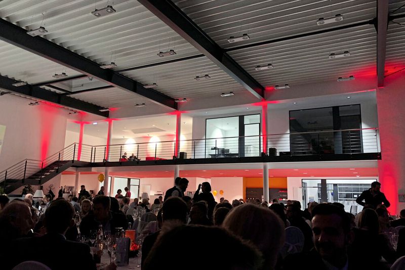 Zur Eröffnung blieben die Ehrengäste bis in die Nacht. (Bild: Früchtl)