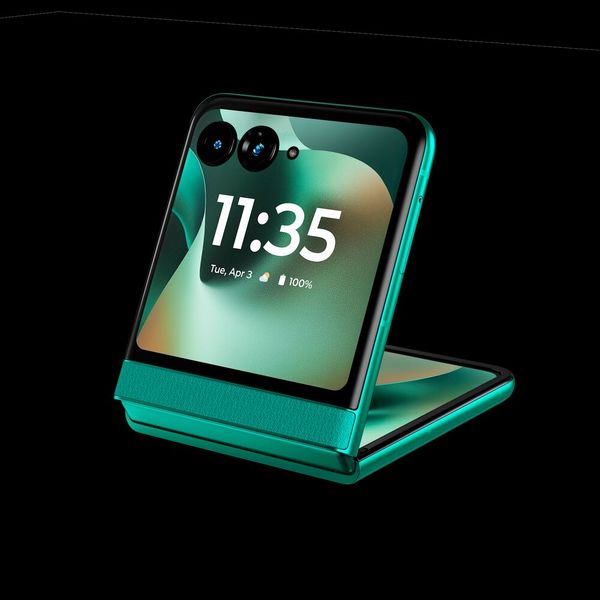 Das Außendisplay des Motorola Razr 70 ist 3,63 Zoll groß. (Bild: Lenovo)