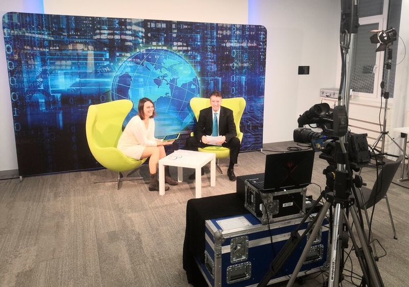 Softwareliebhaber: Programmbeiräte Martina Hafner (genua) und Johann Wiesböck (ELEKTRONIKPRAXIS) interviewen Keynote-Sprecher beim ESE Kongress. (VCG)