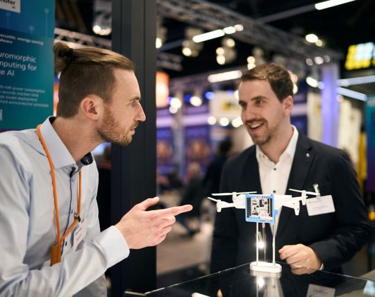 Erste Ergebnisse der Technologie präsentiert Manuel Schrauth (rechts) mit seinem Team auf der ILA.(Bild:  Manuel Schrauth, Fraunhofer IIS)