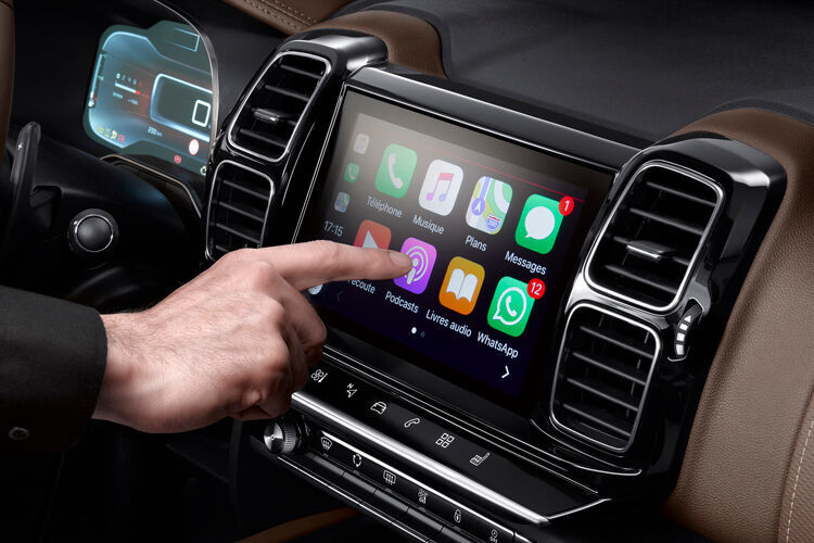 ... über den zentralen Touchscreen steuern. (Citroën)