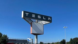 Tesla ist in Deutschland inzwischen eine verbreitete Marke. Doch vor allem freie Betriebe trauen sich noch nicht so recht an die E-Autos heran. (Bild: Grimm – VCG)