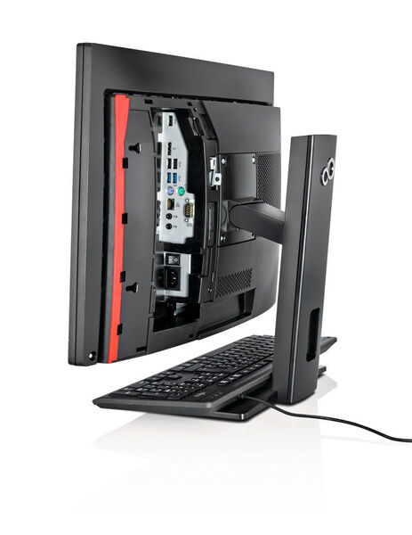 Das Gros der Schnittstellen ist beim Esprimo K557 hinter einer Klappe versteckt. Im Gegensatz zu vielen anderen All-in-One-PCs verwendet Fujitsu ein internes Netzteil. (Fujitsu)
