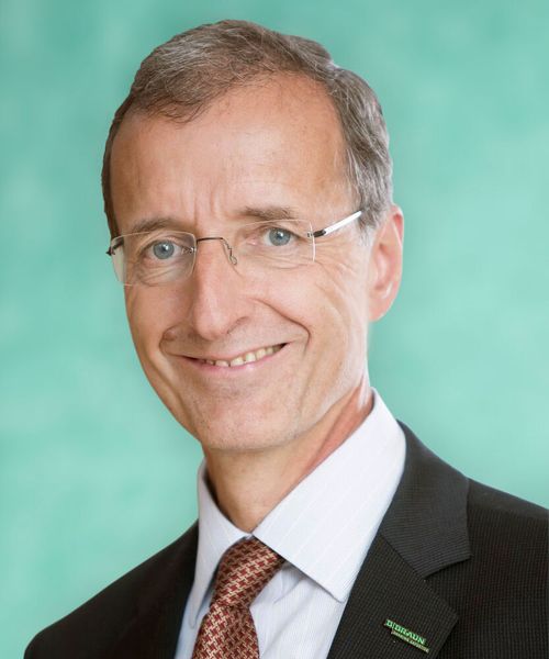 Laut Schwäbischer Zeitung kam bei den Protesten am Dienstag auch der Aesculap-Vorstandsvorsitzende Joachim Schulz zu Wort: Er habe unter anderem darauf hingewiesen, dass Arbeitgeber ihre Personalkosten im Griff behalten müssten, um zukünftig weitere Arbeitsplätze schaffen zu können.  (Aesculap)