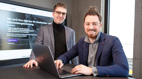 „Unsere Zielgruppe ist der Markt der unzufriedenen Mitarbeiter“: Kickoff Media-Gründer Christoph Elsner (l.) und Dominique Arndt. (Bild:  Martin Fernando Kleinheinz)