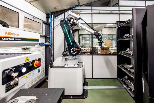 Mitutoyo und Partner haben es geschafft, bei einem französischen Hersteller von komplexen Luft- und Raumfahrtteilen, die Bauteilprüfung in erfreulichem Maße zu beschleunigen. Das klappt per Roboter und Koordinatenmessmaschine. Hier mehr zu diesem Projekt ...(Bild:   Mitutoyo)