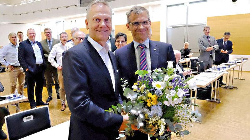 Der frisch gewählte ZDK-Präsident Arne Joswig (l.) nimmt Glückwünsche und Blumen vom ZDK-Geschäftsführer Dr. Kurt-Christian Scheel entgegen. (Bild: Zietz – VCG)