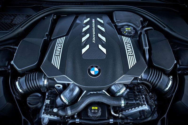 Leistung steht im Überfluss zur Verfügung: Stolze 530 PS (390 kW) leistet der 4,4-Liter-V8-Biturbo; das maximale Drehmoment von 750 Nm liegt auf einem Plateau von 1.800 bis 4.600 U/min an. (Daniel Kraus/BMW)