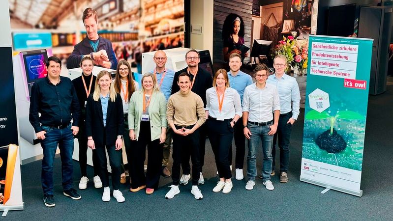 Die Wissenschaftler des Forschungsprojekts ZirkuPro freuen sich über den erfolgreichen Projektabschluss. (Bild:  Uni Paderborn)
