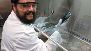 Andrew Dexter, Wissenschaftler bei ARE Labs, verwendet die Voyager Pipette mit einstellbarem Spitzenabstand. (Bild: Integra Biosciences)