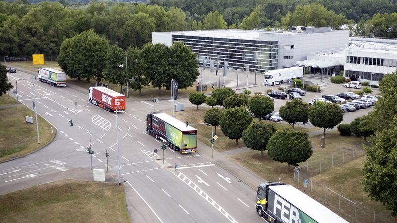Rund 80 batterieelektrische Lkw sind aktuell in der Logistik für vier deutsche Werke von Mercedes-Benz Trucks unterwegs.(Bild:  Daimler Truck)