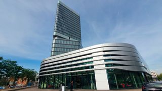 Die neue Porsche Niederlassung Stuttgart liegt direkt am Pragsattel, dem zentralen Verkehrsknoten der Landeshauptstadt. (Bild: Mauritz – »kfz-betrieb«)