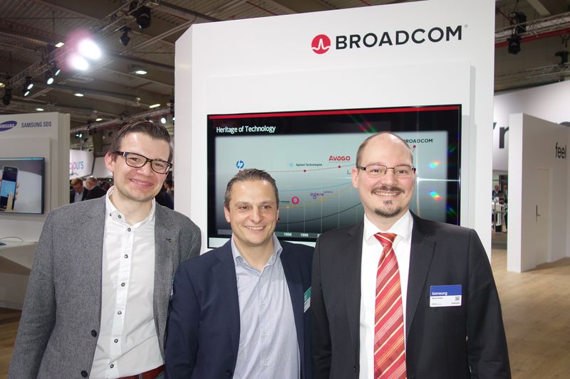Wem schauen die Jungs wohl grad hinterher? (v. l.) Dominik Mutterer und Pellegrino Spina, Broadcom mit Marcel Binder, Samsung. (Bild: IT-BUSINESS)