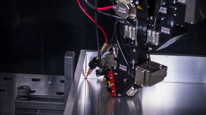 Neu im ALO4-Portfolio ist die ALO4-F. Sie kann selbst senkrechte Schweißnähte im Inneren des Batteriekastens realisieren. Dafür lenkt ein zusätzlicher dritter Spiegel den Laserstrahl um einen Winkel von 115° ab. So lassen sich auch die Steignähte in den Ecken des Batteriekastens zuverlässig erreichen und schweißen.(Bild:  Scansonic)