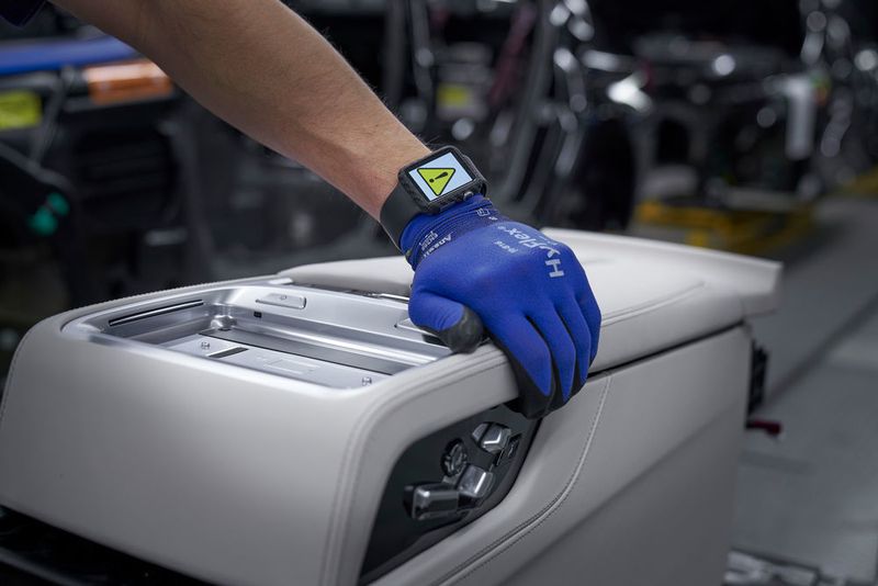 Auf einer Smartwatch sollen Mitarbeiter per Vibrationsalarm über „Exoten“ informiert und auf zusätzlich auszuführende Arbeitsschritte hingewiesen werden. (BMW)