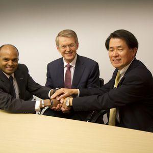 Wollen in Sachen Brennstoffzellenauto zusammenarbeiten (v.l.n.r.): Raj Nair, Group Vice President, Ford Motor Company, Daimler-Vorstandsmitglied Thomas Weber und Mitsuhiko Yamashita, Member of the Board of Directors and Executive Vice President, Nissan Motor Co., Ltd