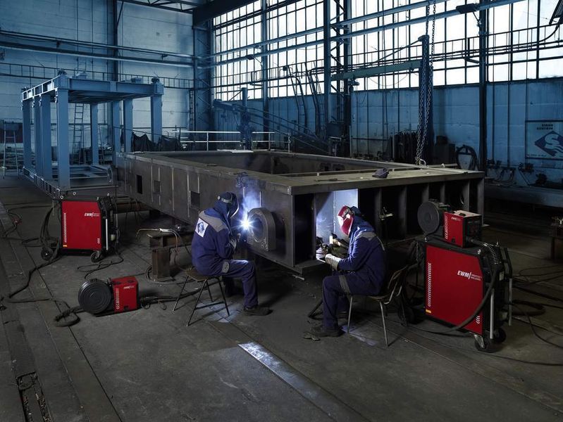 4 Die Vielzahl an PHOENIX-forceArc-Geräten  ... in den Produktionshallen belegt die Überzeugung des Unternehmens von der modernen Technologie. (Archiv: Vogel Business Media)