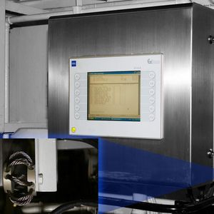 Über die Anbringung an allen vier Ecken des Edelstahlgehäuses werden die schiffstypischen Vibrationen abgemildert, um die Elektronik des HMI zu schonen