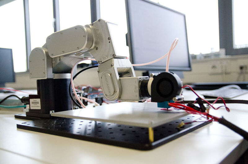 Sechs Achsen für wesentlich mehr Möglichkeiten und Funktionen beim Drucken: Das ist die neue Generation des 3D-Druckens. (FH Münster)