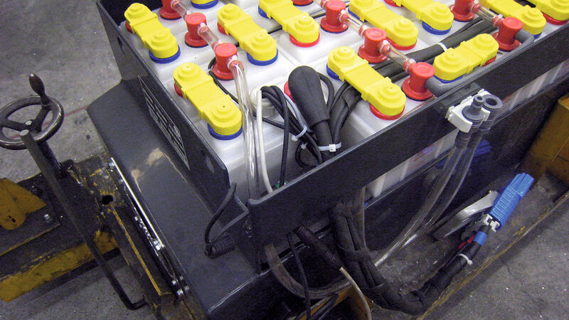 Das Batterie-Überwachungs-System BÜS wird wie eine Zelle in den Batterietrog eingebaut. (Bilder: EVM – Gesellschaft für Energieversorgungssysteme) (Archiv: Vogel Business Media)