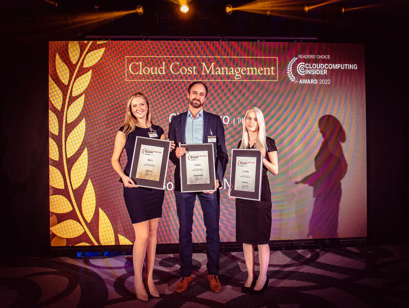 Erste Gewinner in der neu eingeführten Kategorie „Cloud Cost Management“ sind CloudZero (Platin), Capterra (Gold) und SoftwareONE (Silber). Nico Rochow nimmt den Preis für SoftwareONE entgegen, im Bild flankiert von den Award-Feen Sophia und Paulina.  (Bild: krassevideos.de)
