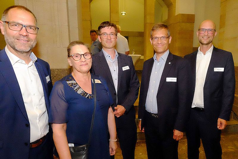 Nutzten den Sommerempfang für den Austausch: Dietmar Hoffmann (Geschäftsführer Mitteldeutsches Kfz-Gewerbe), Gabriela Msuya (Geschäftsführerin LV Sachsen), Sebastian Barth (Verkehrsministerium Sachsen), Dr. Kurt-Christian Scheel (HGF ZDK) und Stefan Meyer (VDIK-Pressesprecher). (Bild: Holger Zietz - VCG)