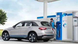 Die Brennstoffzellen-Einheit selbst nimmt nicht mehr Raum ein, als ein Vierzylinder-Motor. (Daimler)