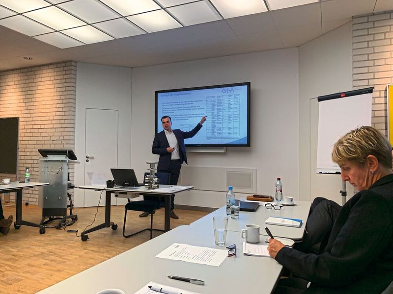 Karsten Becker, Gea-Vertriebsspezialist für Ventile, erläutert Fachjournalisten die Bedeutung von Hygieneklassen für die Auswahl der geeigneten Ventiltechnologie. (Bild: Gea)