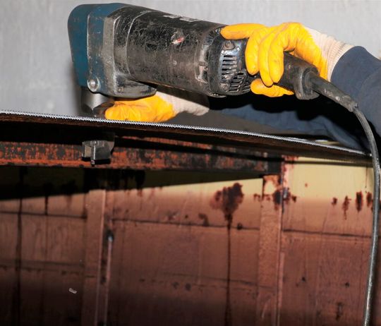 Durchgenibbelt! Richtig angesetzt, arbeitet sich das Trutool N700 von Trumpf auch in der Horizontalen mit 1,3 Metern pro Minute durch bis zu 7 Millimeter dickes Stahlblech. Hier beim Abbruch eines alten Tanks. Durchgenibbelt! Richtig angesetzt, arbeitet sich das Trutool N700 von Trumpf auch in der Horizontalen mit 1,3 Metern pro Minute durch bis zu 7 Millimeter dickes Stahlblech. Hier beim Abbruch eines alten Tanks.
