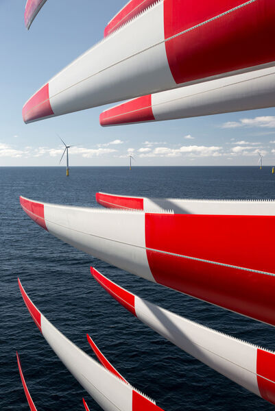 Auf dem Errichterschiff gelagert warten die 58,5 m langen Rotorblätter der Siemens SWT-3.6-120-Windturbinen auf ihre Montage vor der Insel Sylt. (Bild: www.siemens.com/presse)
