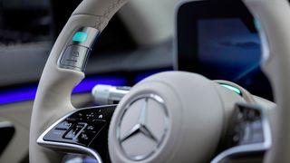 Die Bedienelemente für den Drive Pilot sitzen im Lenkradkranz oberhalb der Daumenmulden rechts und links. (Bild: Mercedes-Benz AG)
