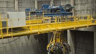 Nach 18 Betriebsjahren und mehr als 2,5 Mio. t verarbeitetem Abfall wurden die beiden Zweiträger-Laufkrane der Krananlage in der Müllverbrennungsanlage in Tarragona gründlich modernisiert. Bild: Demag Cranes & Components (Archiv: Vogel Business Media)