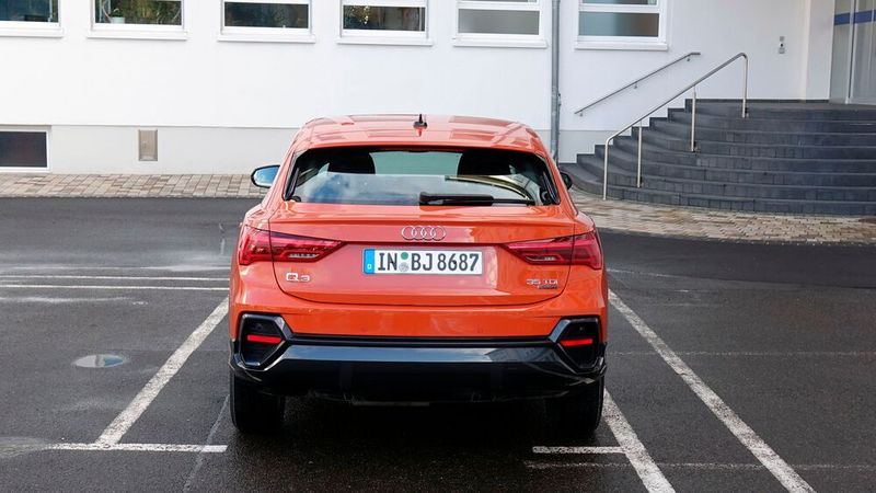 Die dunklen Kunststoffteile unten am Stoßfänger sind ebenfalls lackiert und damit kratzeranfällig – nur eben in Schwarz. (Rosenow/»kfz-betrieb«)