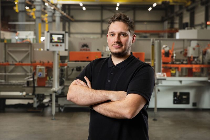 „Ich freue mich immer auf die Kundenreaktion, sobald die Maschinen in voller Taktzahl laufen und die Energie spürbar wird, schlägt jedes Technikerherz höher. In dem Moment überzeugen wir auch die kaufmännische Seite, wenn der kontinuierliche Produktabwurf die Effizienz sichtbar macht“, so Michael Köhlbach, Produktmanager bei Amba. (Bild: Aachener Maschinenbau)