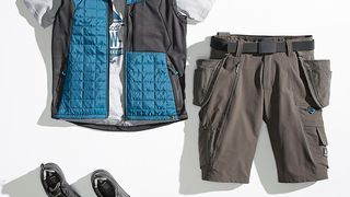 Ein aktiver Logistikarbeitstag im Sommer erfordert leichte Arbeitskleidung mit ungebrenzter Bewegungsfreiheit. (Mascot)