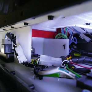 Steckbare Trennwände aus POM als Berührungsschutz der Hochvoltkomponenten in der S-Box.