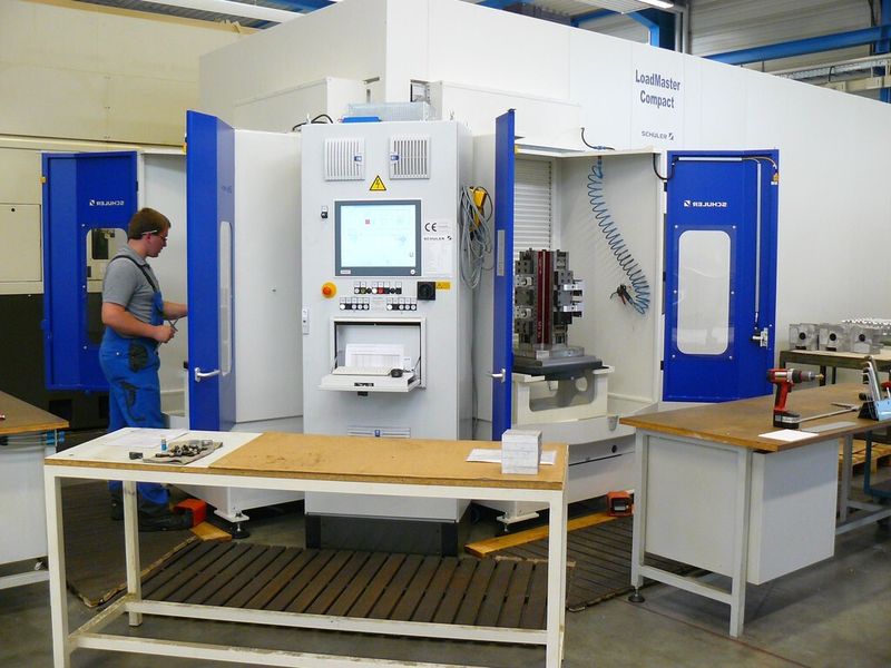 Mit dem zweiten, stirnseitigen Rüstplatz (l.) wird die Flexibilität erhöht und die Anlage ohne Verlust von Speicherplätzen kompakter. (Bild: Schuler)