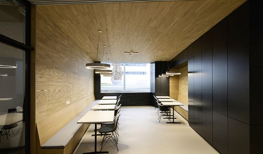 (Offene Arbeitsbereiche und repräsentative Räume unterstützen die informelle Kommunikation. Bild: Schüco International KG, Frank Peterschröder)