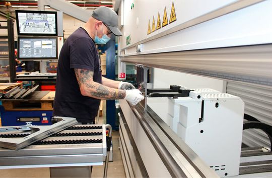 (Produktive Symbiose: Mensch und Maschine verschmelzen dank InfoPoint VM zu einem schlagkräftigen Team – im Sinne von Prozessbeschleunigung und -stabilität. Bild: Coscom)