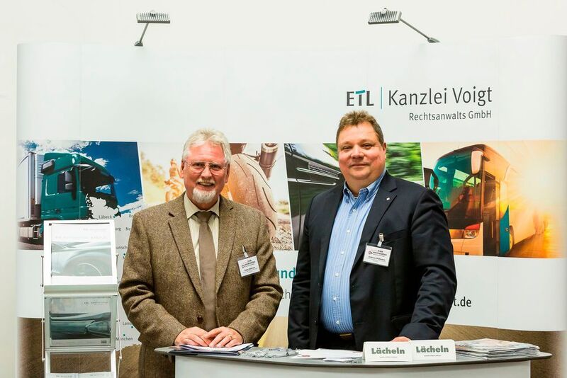 Roger Kaldeuer (links) und Andreas Mußmann von der Kanzlei Voigt informierten die Besucher, welche Rechte sie beim Thema Verbringungskosten haben. (Stefan Bausewein)