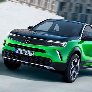 Das optische Highlight des kleinen Opel-SUV ist das Vizor genannte Frontdesign.(Bild:  Opel)