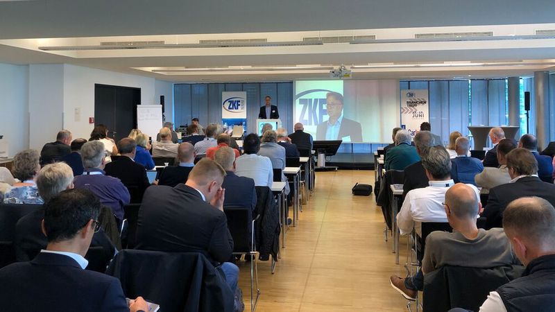 Gebannt lauschten die Teilnehmer am Samstag der ersten Grundsatzrede des neuen ZKF-Präsidenten Arndt Hürter. (Bild: Klasing)