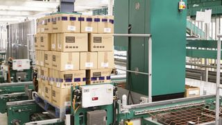 Wenn es um zu transportierende Paletten geht, ist die schienengebundene Elektrobodenbahn eine Alternative zu Stetigförderern. (Bild: Eisenmann)