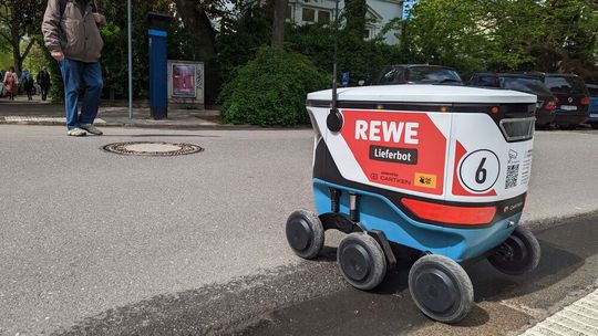 Dieser „Warenkorb“ von Rewe ist nicht etwa vergessen worden – er fährt selbstständig und autonom per „Last Mile“-App gesteuert bis nach Hause zu Zielen in Hamburg-Eimsbüttel.(Bild:  Rewe)