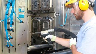 Sänti cleans its injection mould in order to free it from adhering residues after the injection.  (Asco)