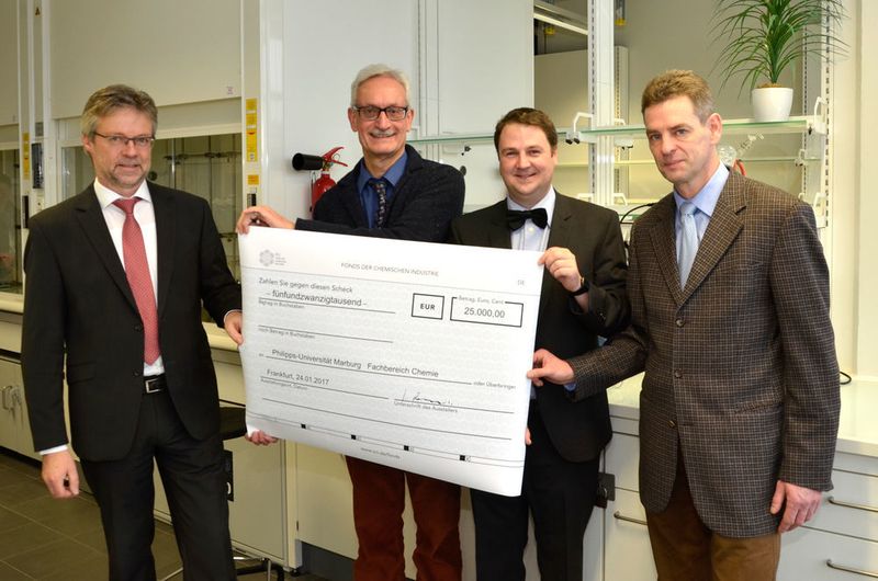 Mit den Fördermitteln des Fonds kann der Fachbereich Chemie der Universität Marburg ein neues Infrarotspektrometer, Feinchemikalien und Spezialapparaturen für den Umgang mit Fluor finanzieren. Im Bild von links: Gregor Disson, Geschäftsführer des VCI-Landesverbandes Hessen; Gerd Schlechtriemen, VCI; Professor Florian Kraus, Chef der Fluorchemie in der Anorganische Chemie des Fachbereichs Chemie; Professor Peter Ludwig Graumann, Dekan des Fachbereichs Chemie. (Philipps-Universität Marburg / Andrea Ruppel)