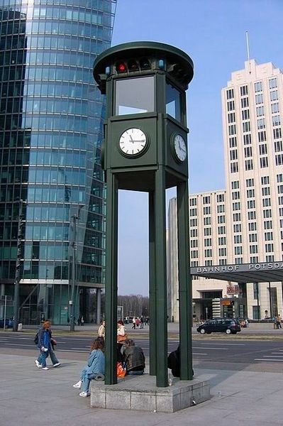 Der Berliner Ampelturm steht inzwischen wieder am Potsdamer Platz. (Bild: Creative Common)